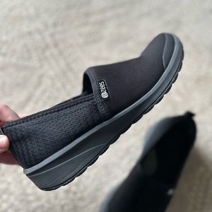Zees women’s black 8.5 slip on sneakers
